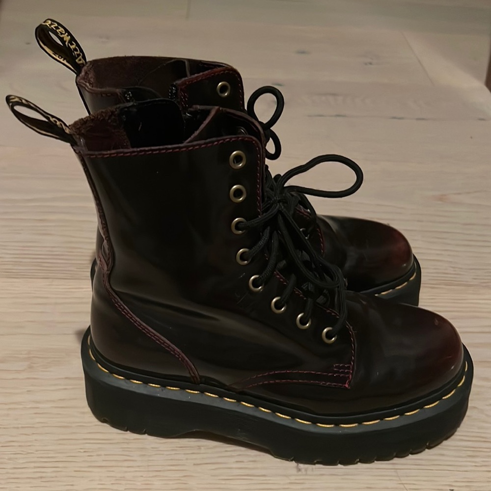 Dr. Martens Jadon in Cherry